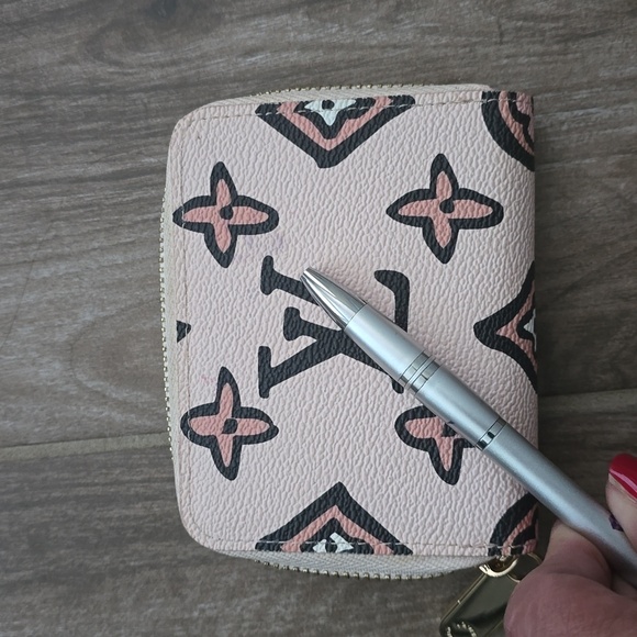 Louis Vuitton Wallet design for credit card - Picture 6 of 7